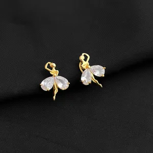 Detailansicht eleganter 18K vergoldeter Ballerina Ohrclips funkelnd mit weißem Zirkonia Stein.