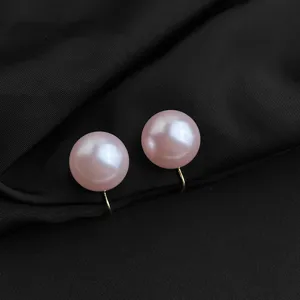 Elegante rosa Glasperlen Clip-Ohrringe mit vergoldetem Spulendesign für ungestochene Ohren.