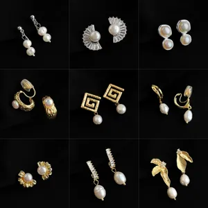 Detaillierte Ansicht eleganter Perlenohrringe und Ohrclips mit einzigartigen Gold- und Silber-Designs.