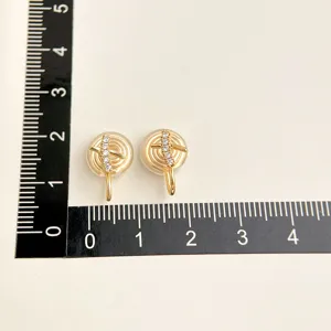 Vergoldete Ohrclips mit funkelndem Zirkonia Kreuz Design für Damen, schmerzfrei.