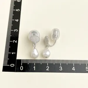 Silberfarbene Muschel Perle Ohrclips Detailansicht mit Messskala für Damen eleganter Stil