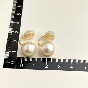 Ohrclips ohne Ohrloch mit Perlen und vergoldetem Design, elegante schraubbare Ohrringe.