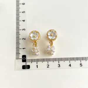 Süßwasserperlen Blumen Ohrclips mit vergoldeter Oberfläche, detaillierte Größenansicht.