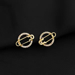 Exquisite vergoldete Strass Sicherheitsnadel Ohrringe, schicker geometrischer Ohrclip für Damen.