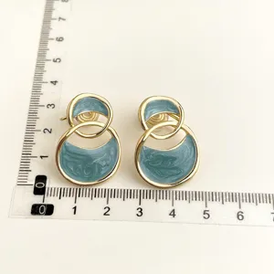 Eleganti orecchini a clip in smalto blu con finitura dorata, ideali per orecchi non forati.