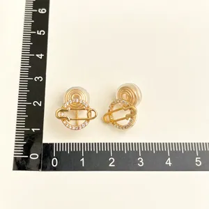 Detailansicht vergoldeter Strass-Ohrclips mit Sicherheitsnadel-Design für Damen ohne Ohrlöcher.