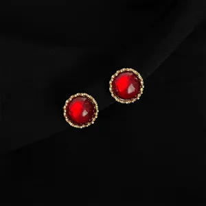 Vintage 18K vergoldete rote Stein Clip-Ohrringe mit feinem gewellten Rand für tägliches Tragen.