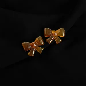 Braune Schleife Harz Ohrclips, elegante Ohrringe ohne Ohrloch, minimalistischer Damenschmuck.