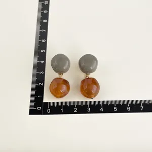 Modische Harz Ohrringe mit zweifarbigen runden Perlen fur schicke Alltagskleidung.