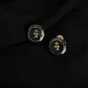 Elegante schwarze goldene Ohrclips mit Rosendesign modischer Ohrschmuck fur Damen