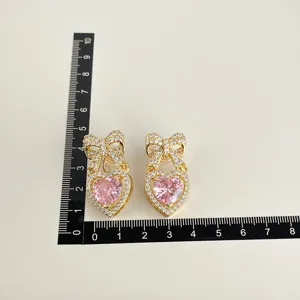 Vergoldete Schleife rosa Herz Kristall Clip-Ohrringe mit funkelnden Zirkonia Details.
