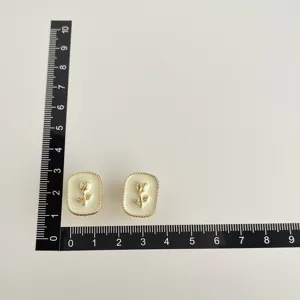 Vintage weiße Emaillierte goldene Tulpen Ohrringe Detailgrößenanzeige, eleganter Schmuck.