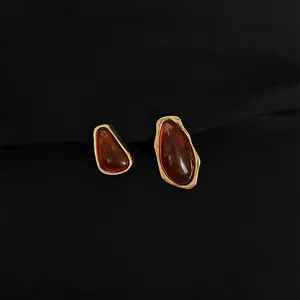 Asymmetrische bernsteinfarbene Clip-Ohrringe mit Goldrand, schmerzfreies Design für Ohren.