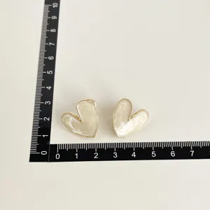 Verstärkte Ohrclips mit unregelmäßigem Herzdesign, 18k vergoldet, schmerzfrei zu tragen.