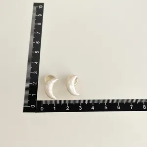 Ohrclips mit Mond-Design, angenehm zu tragen, schmerzfrei und für Ohren ohne Ohrlöcher.