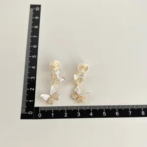 Elegante vergoldete Schmetterling Ohrclips mit funkelnden Zirkonia und bequemer Spule.