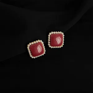 Rote quadratische Ohrclips mit Perlenrand eleganter Schmuck für Damen ohne Ohrlöcher