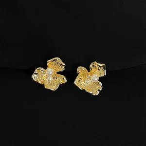 Exquisite vergoldete unregelmäßige Blumen Clip-On Ohrringe mit Perlenakzenten.