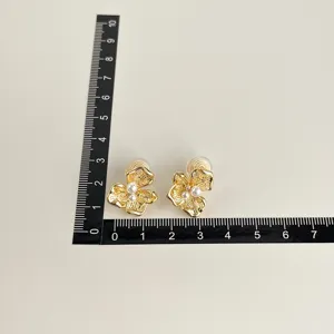 Elegante vergoldete Blumen Clip Ohrringe mit Perlen und extrem bequemen Silikonkissen.