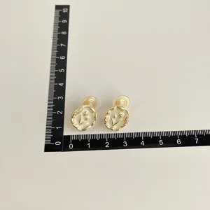 Vergoldete Ohrclips Detailansicht, bequemes Design ohne Ohrlöcher mit feinen Perlen.
