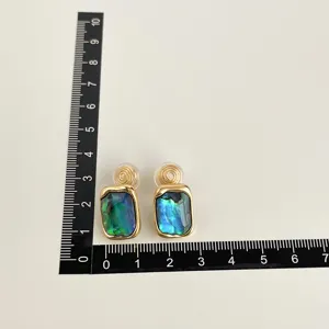 Verstärkte Ohrclips mit buntem Abalonemuschel und schmerzfreiem vergoldetem Spulendesign.