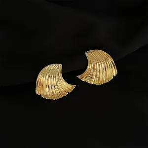 Detailaufnahme eleganter goldener Wellenmuschel Clip-Ohrringe mit feiner Plissee-Textur.