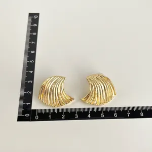 Detailansicht eleganter goldener Muschel-Ohrclips für Damen ohne Ohrlöcher, mit Maßen.