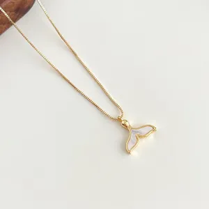 Exquisite Detailaufnahme einer vergoldeten Muschel Walflosse Kette mit feiner Handwerkskunst.