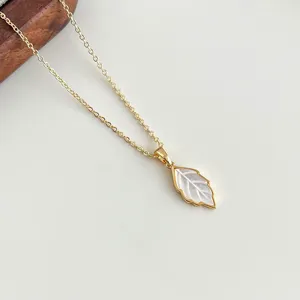 Vergoldete 18K Muschel Blatt Halskette Detailaufnahme, eleganter Schmuck fur den Alltag.