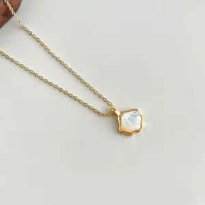 Zarte 18K vergoldete Muschel Anhänger Halskette mit natürlichem Perlmutt Detail.