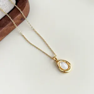 Nahaufnahme der 18K vergoldeten Schlüsselbeinkette mit Naturmuschel-Anhänger und feiner Kette.