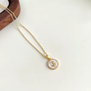 Detailansicht der eleganten 18k vergoldeten Tulpen Halskette mit echtem Perlmutt Anhänger.