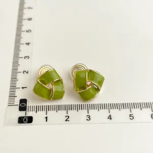 Orecchini a clip smaltati verdi per orecchie non forate gioiello floreale geometrico d'oro.