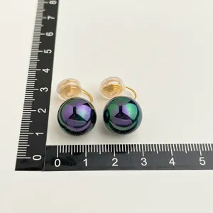 Verstärkte 18K vergoldete schmerzfreie Ohrclips mit schillerndem runden Kugeldesign.