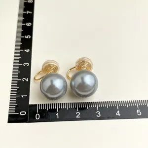 Elegante graue Perlen-Ohrclips mit vergoldetem Spiraldesign, Modeschmuck für Damen.