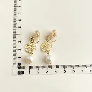 Vergoldete Süßwasserperle Rosen Clip-On Ohrringe ohne Ohrloch Schmerzfreies Design Grössenanzeige.