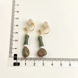 Orecchini clip senza buco con perline di pietra verde e design naturale elegante.