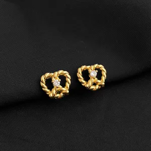 Vergoldete verdrillte Knoten Ohrclips mit funkelndem Kristall in schöner Detailansicht.