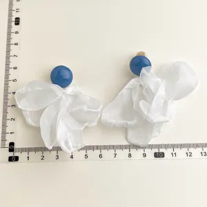 Chic sfere blu e fiori di stoffa bianche orecchini a clip eleganti gioielli non forati