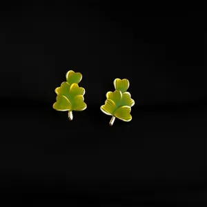 Orecchini a clip senza foro, elegante design floreale in smalto con finitura dorata.