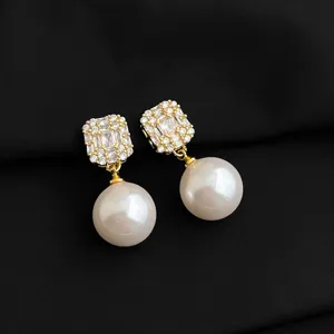 Elegante vergoldete quadratische Zirkonia Ohrstecker mit grosser weisser Perle Detail