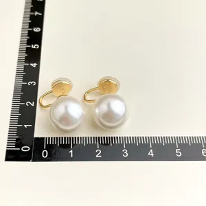 Perlen Ohrclips fuer Damen, nicht durchstochene vergoldete minimalistische Schmuck Detailansicht