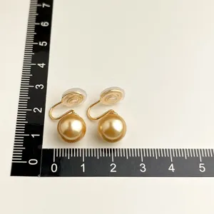 Detailansicht goldenen Perlen Clip-Ohrringen mit Maßstab zur genauen professionellen Größenprüfung.