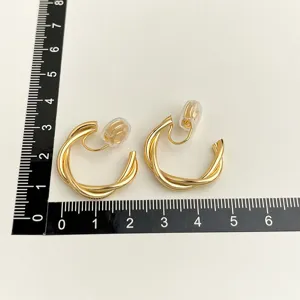 Detailaufnahme von doppellagigen Twist-Clip-Ohrringen mit Silikonpads und Größenskala.