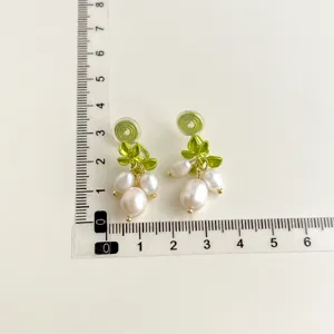Süßwasserperlen-Ohrclips mit grünen Blättern und Clipverschluss für ohren ohne Ohrlöcher.
