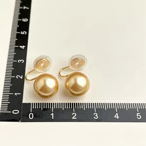 Goldene Perlen Clip-Ohrringe für nicht durchstochene Ohren, eleganter Schmuck mit Größenskala.