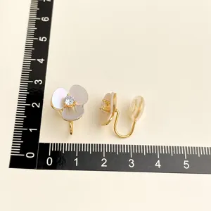 Exquisite 18K vergoldete Ohrclips ohne Ohrloch mit elegantem Blumen-Design für Damen und Frauen.