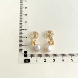Vergoldete Süßwasserperlen Clip-Ohrringe mit doppeltem Mückenkerzen-Schalen-Design.