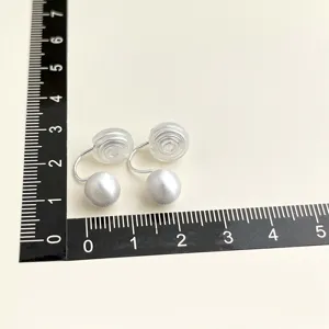 Ohrclips ohne Ohrloch mit elegante Perlen Design und praktischer Groessenangabe im Detail.