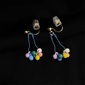 Affascinanti orecchini clip con design a spilla blu e ciondoli a sfera multicolore eleganti.